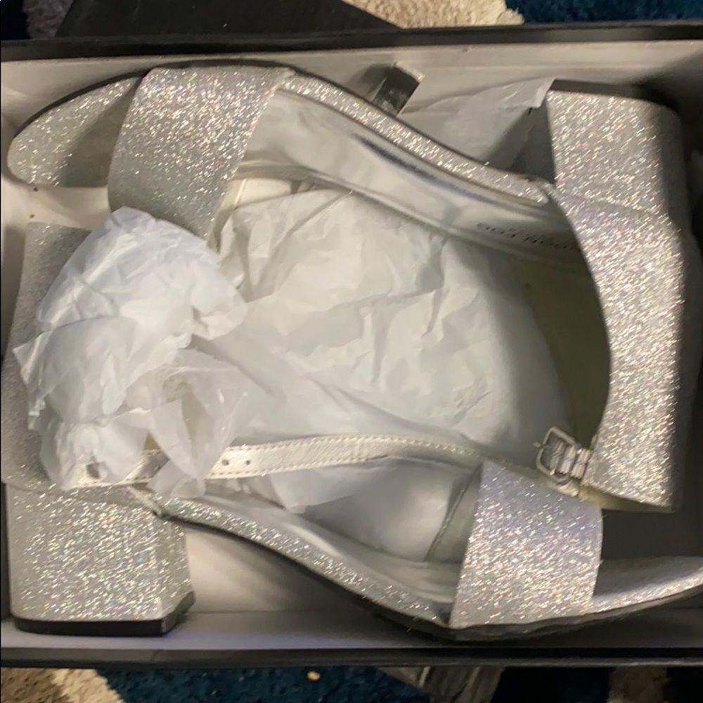 London Fog Block Heel Sandal sz 8 Silver NEW # bag 8-YY - Picture 10 of 11